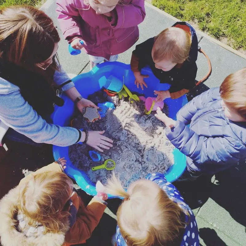 Jeu sensoriel en extérieur à la micro-crèche d'Arques