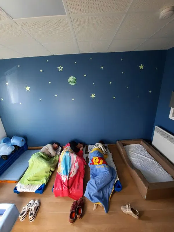 Dortoir cocooning à la micro-crèche d'Arques