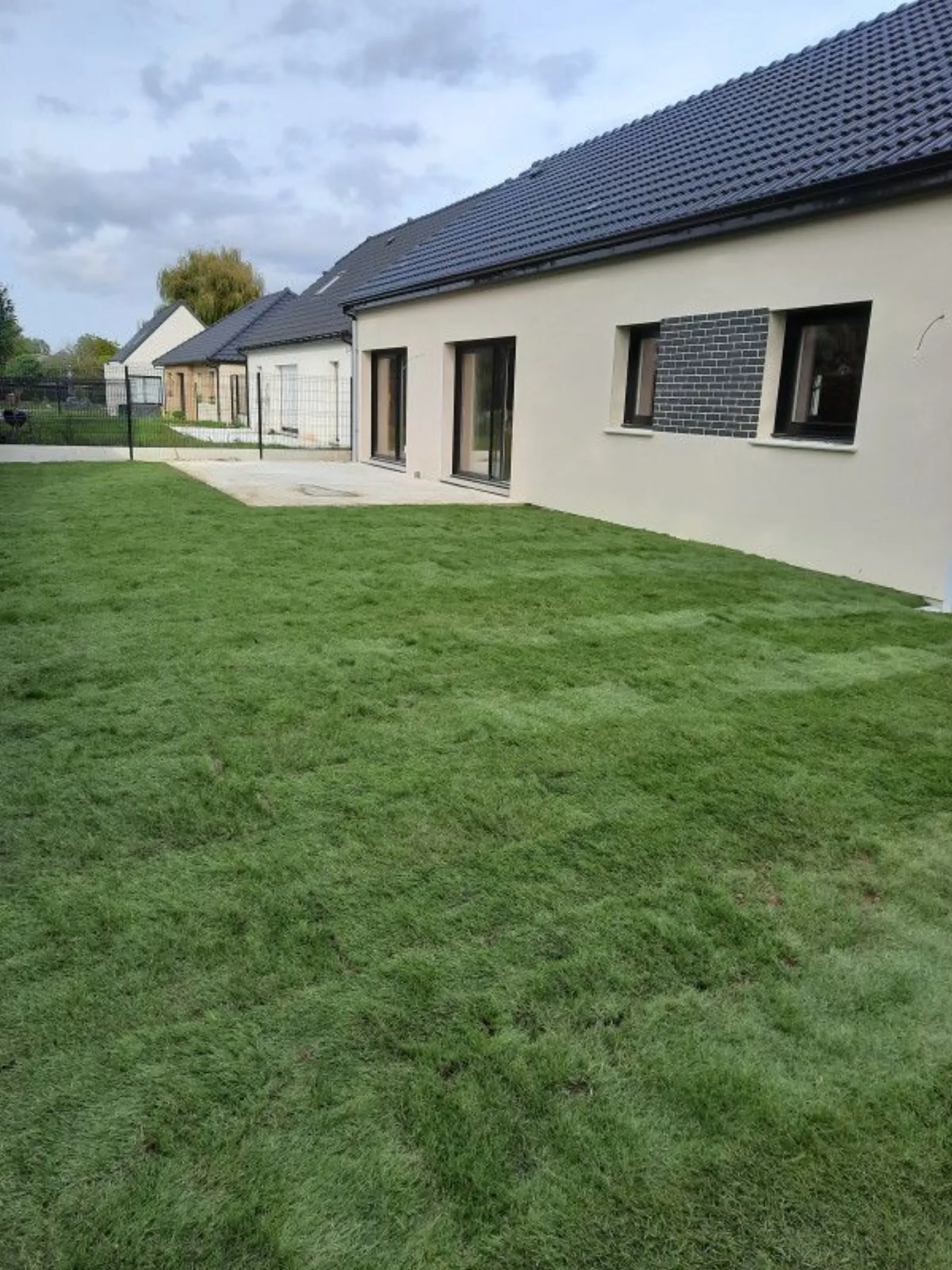 Jardin extérieur de la micro-crèche à Arques
