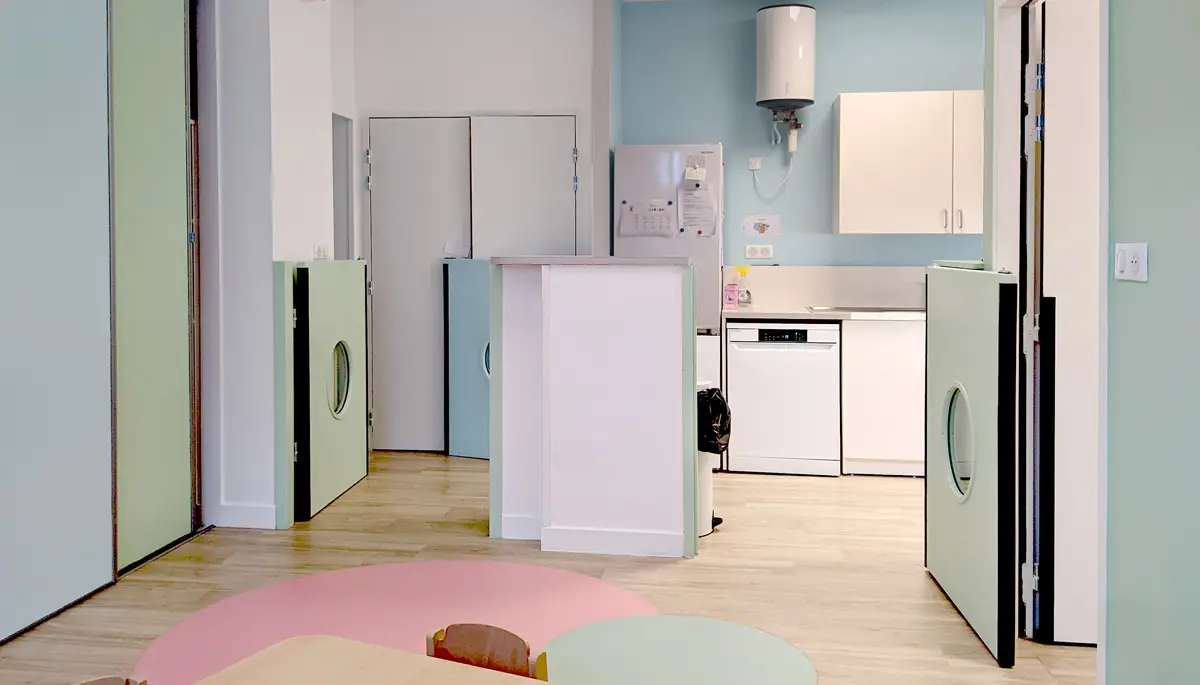 Cuisine et biberonnerie de la micro-crèche La Gare des Chérubins à Giat