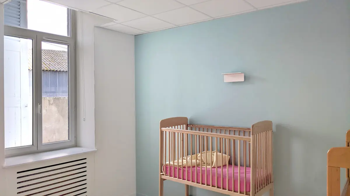 Dortoir et lit bébé de la micro-crèche La Gare des Chérubins à Giat