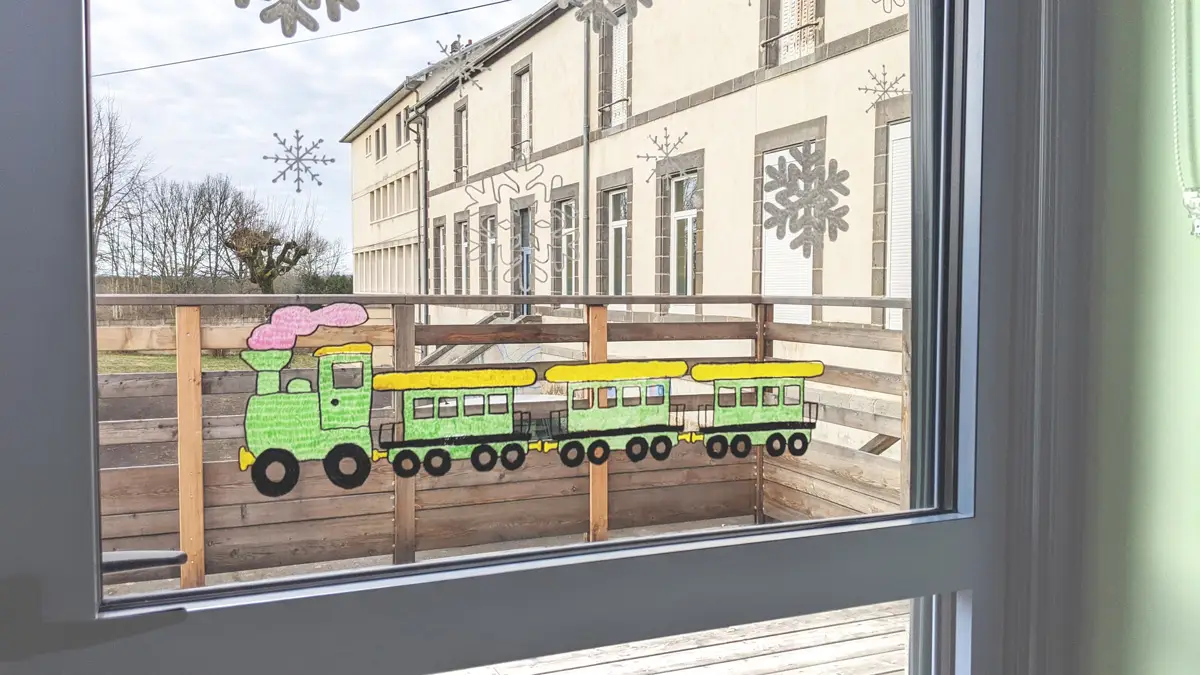 Vue sur la terrasse extérieure de la micro-crèche La Gare des Chérubins à Giat