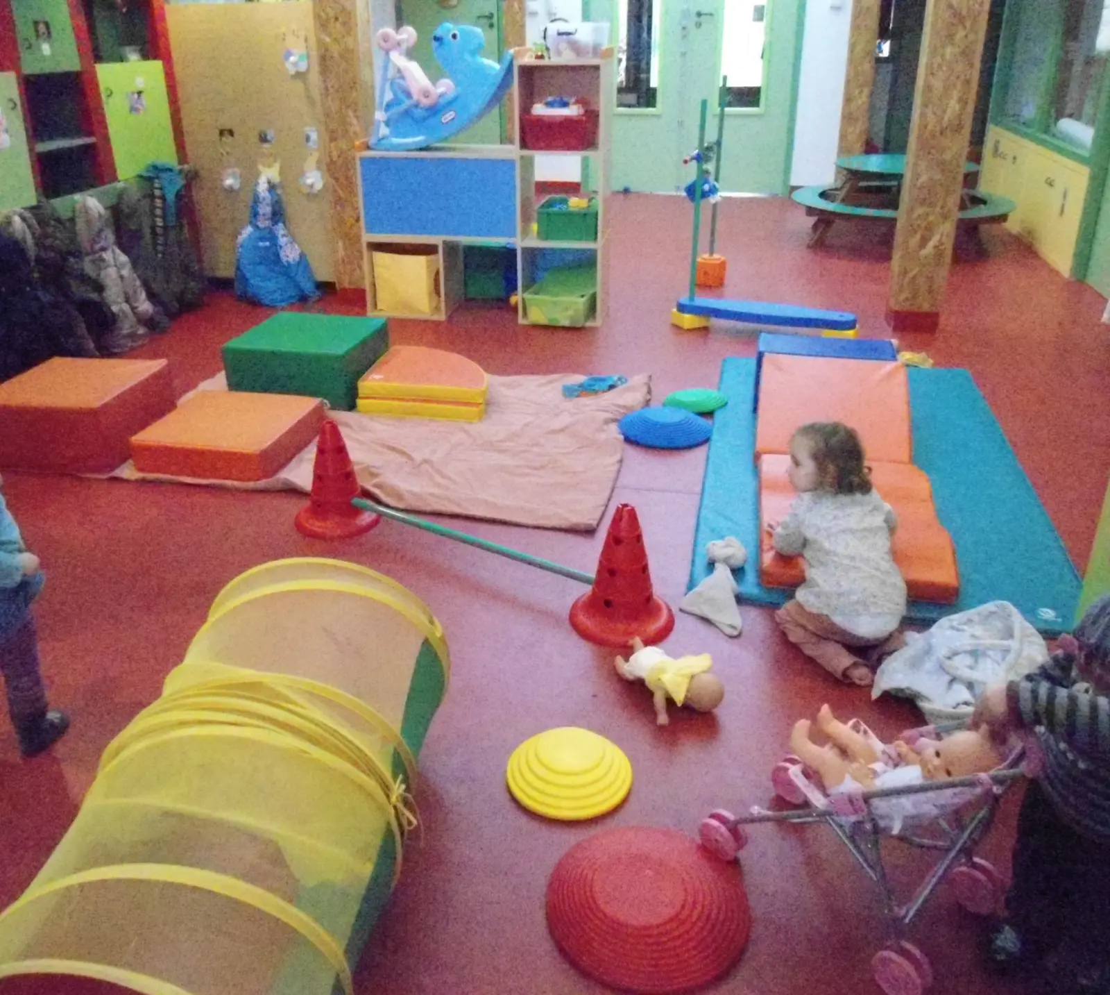 Parcours de baby gym à la crèche 1.2.3 Soleil à Honfleur