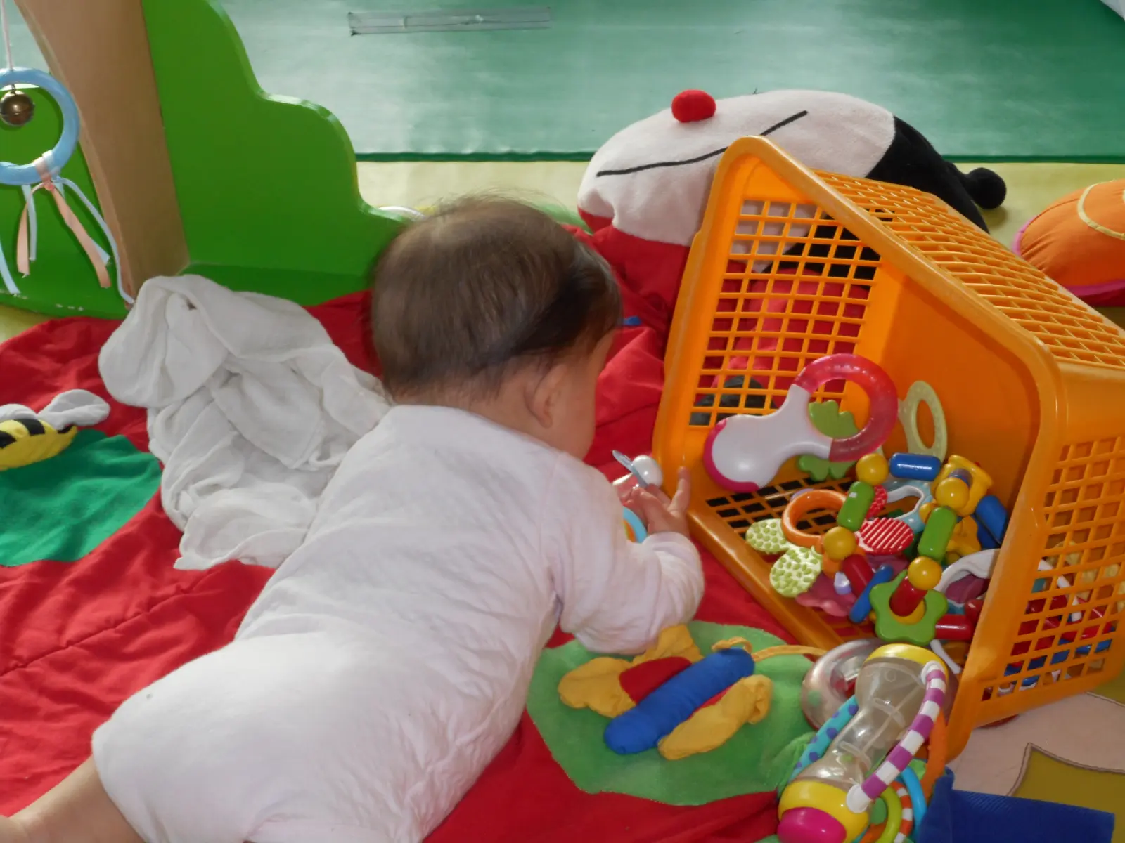 Motricité libre des bébés à la crèche 1.2.3 Soleil à Honfleur