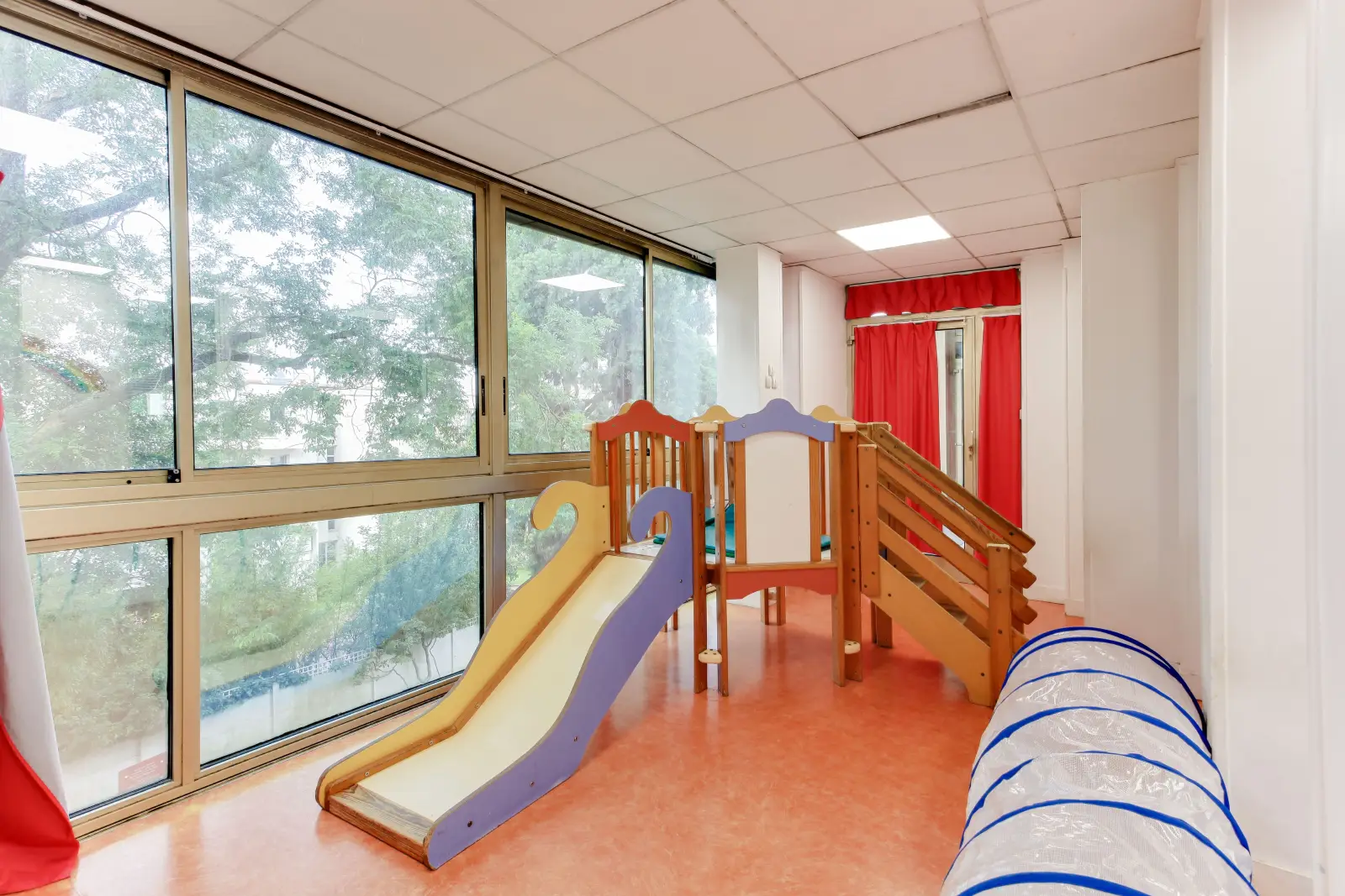 Espace motricité et toboggan de la crèche Nogent Mandarine à Nogent-sur-Marne