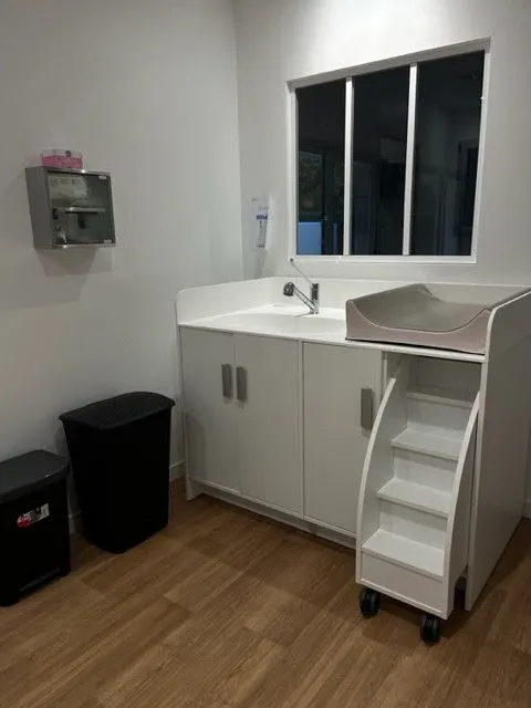 Espace de change de la micro-crèche Le Château des Chérubins à Saint-Émilion
