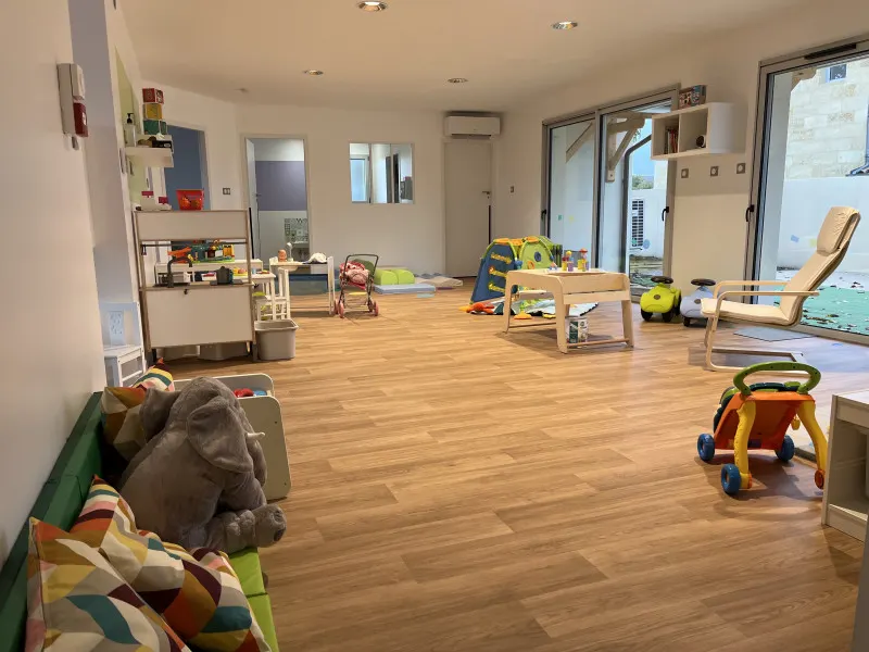 Espace de repas et d'éveil de la micro-crèche Le Château des Chérubins à Saint-Émilion