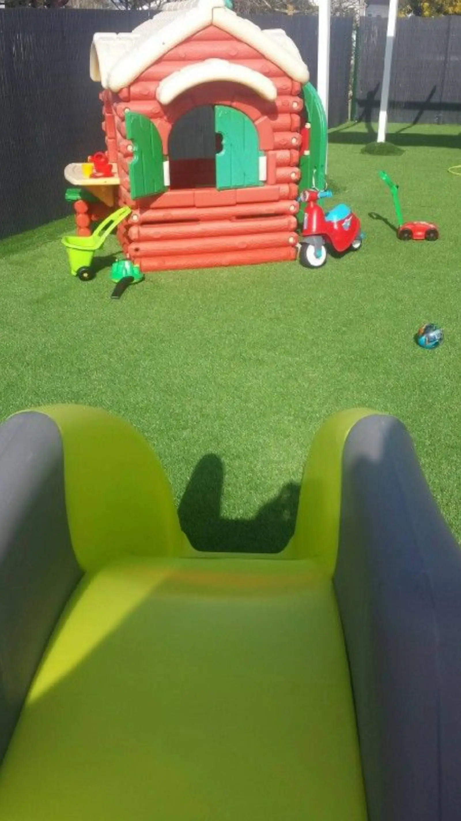 Jardin extérieur de la micro-crèche La Cabane des Chérubins à Libourne