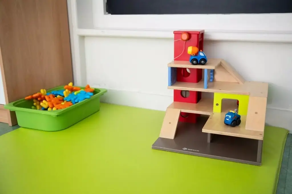 Jeu de garage en bois pour l'éveil moteur