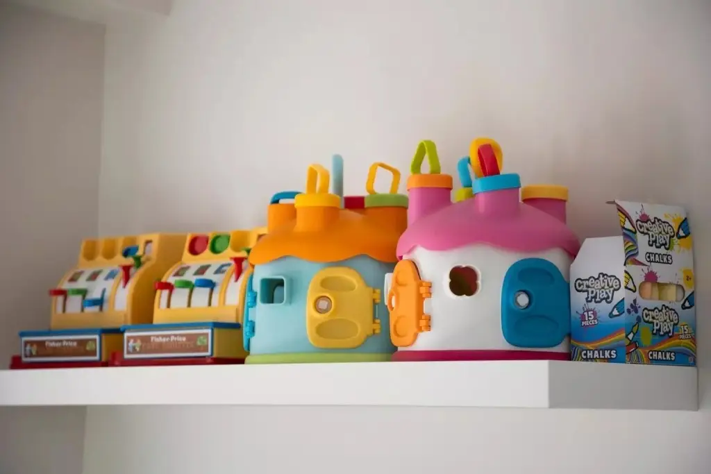 Étagère de jeux d'éveil à la micro-crèche d'Avrillé