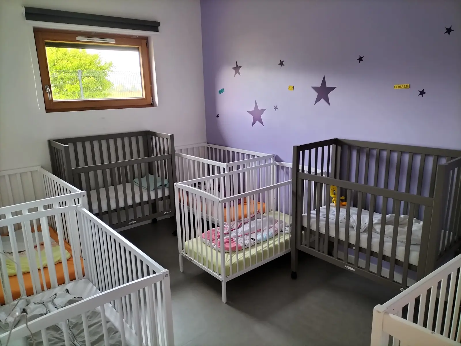 Dortoir des bébés de la micro-crèche Doux Mots à Virignin