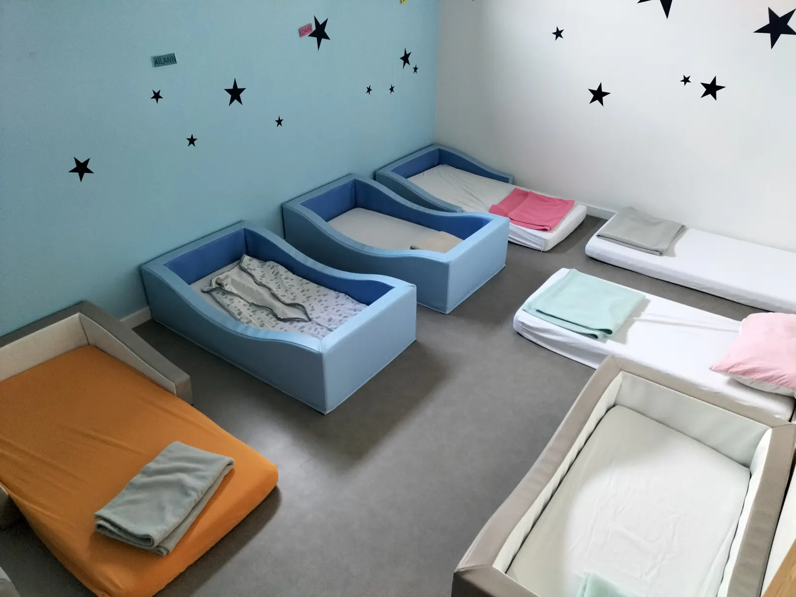 Espace de repos des grands en motricité libre à la micro-crèche Doux Mots à Virignin