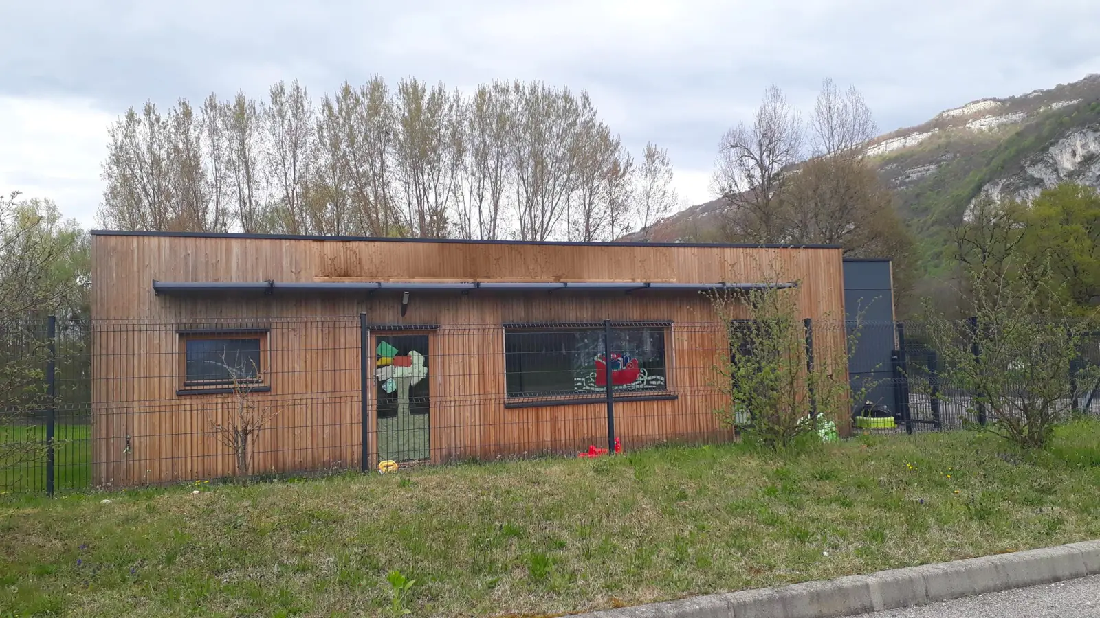 Façade en bois de la micro-crèche Doux Mots à Virignin