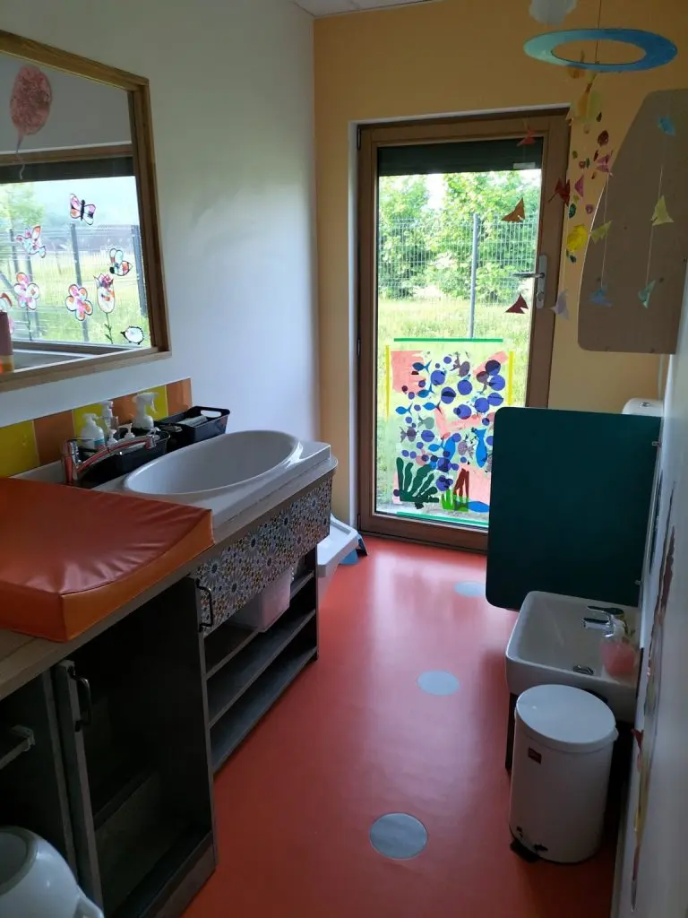 Salle de change de la micro-crèche Doux Mots à Virignin