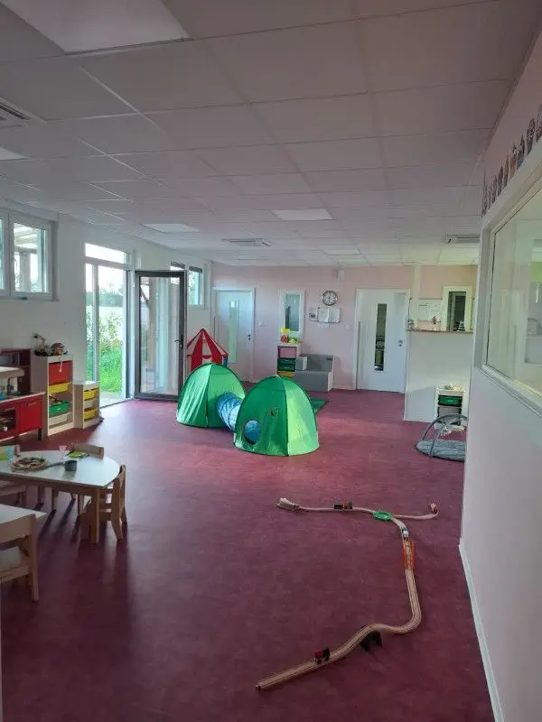 Coin jeux et circuit de train de la micro-crèche Les Chérubins de Dachstein