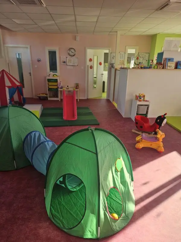 Espace de jeux et tentes d'éveil de la micro-crèche Les Chérubins de Dachstein
