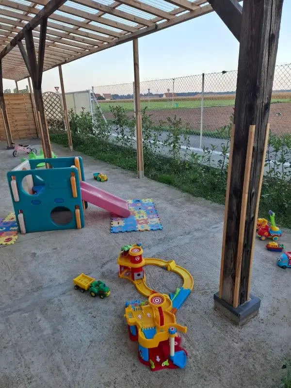 Terrasse couverte et jeux extérieurs de la micro-crèche Les Chérubins de Dachstein