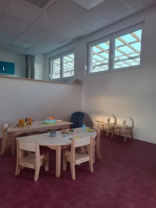 Salle d'activités et coin repas de la micro-crèche Les Chérubins de Dachstein