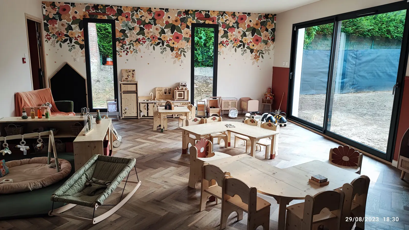 Salle d'éveil et jardin de la micro-crèche Petits Pas au Naturel à Poix-du-Nord