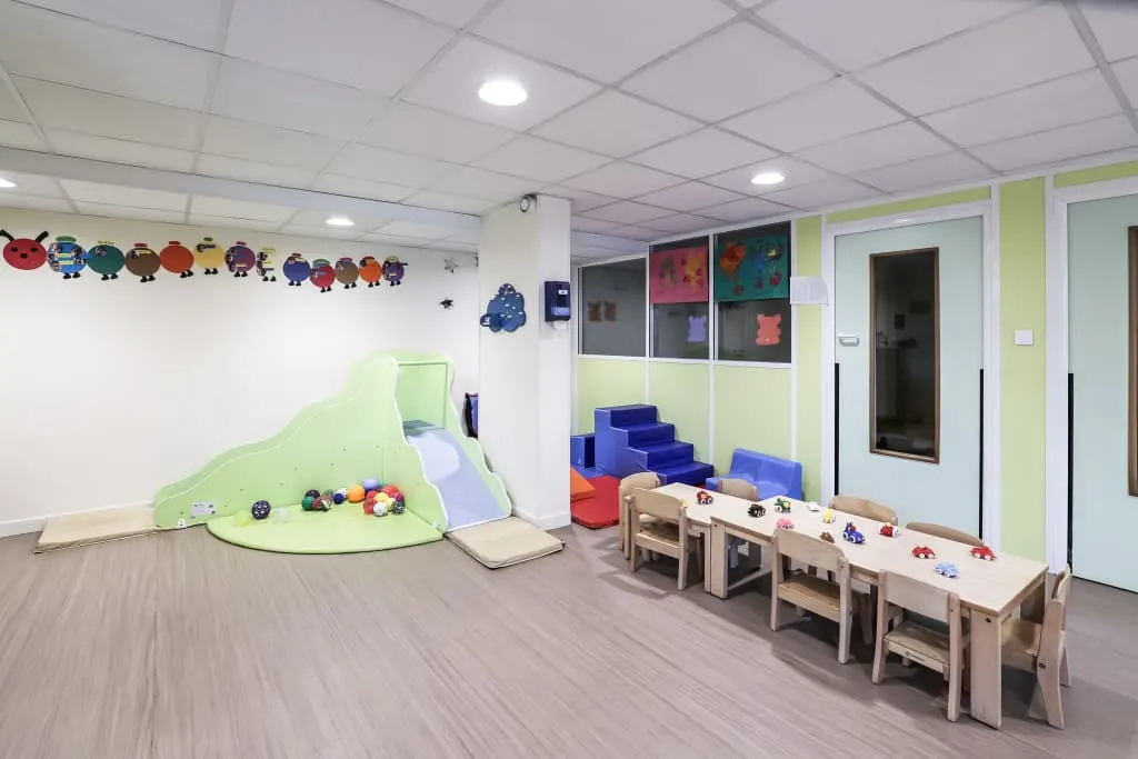 Salle de jeux avec toboggan à la crèche Babilou Drancy Jaurès
