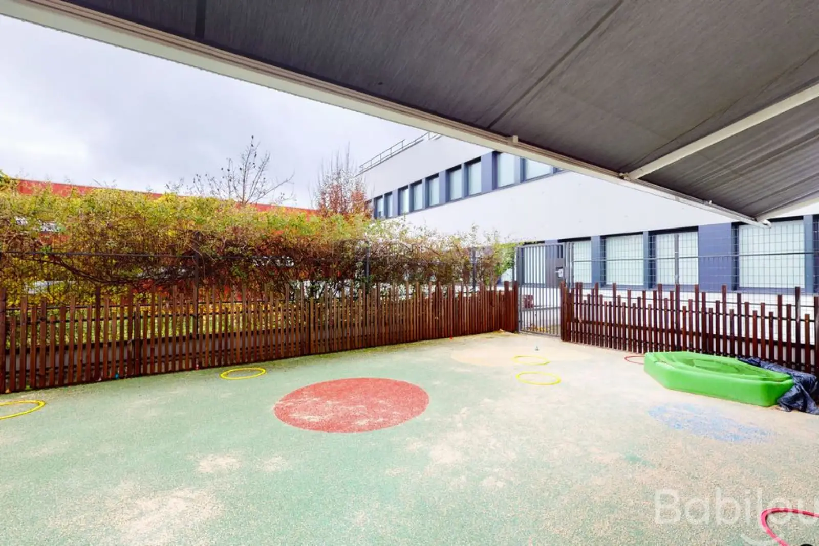 Espace extérieur couvert à la crèche Babilou Bondy Liberté