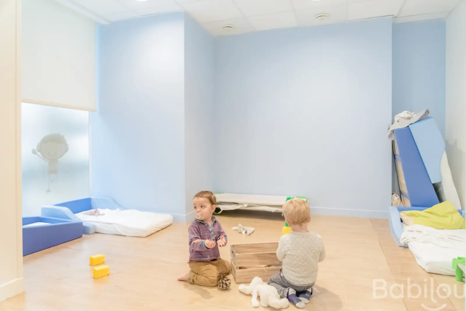 Salle de repos à la crèche Babilou Paris Vauvenargues