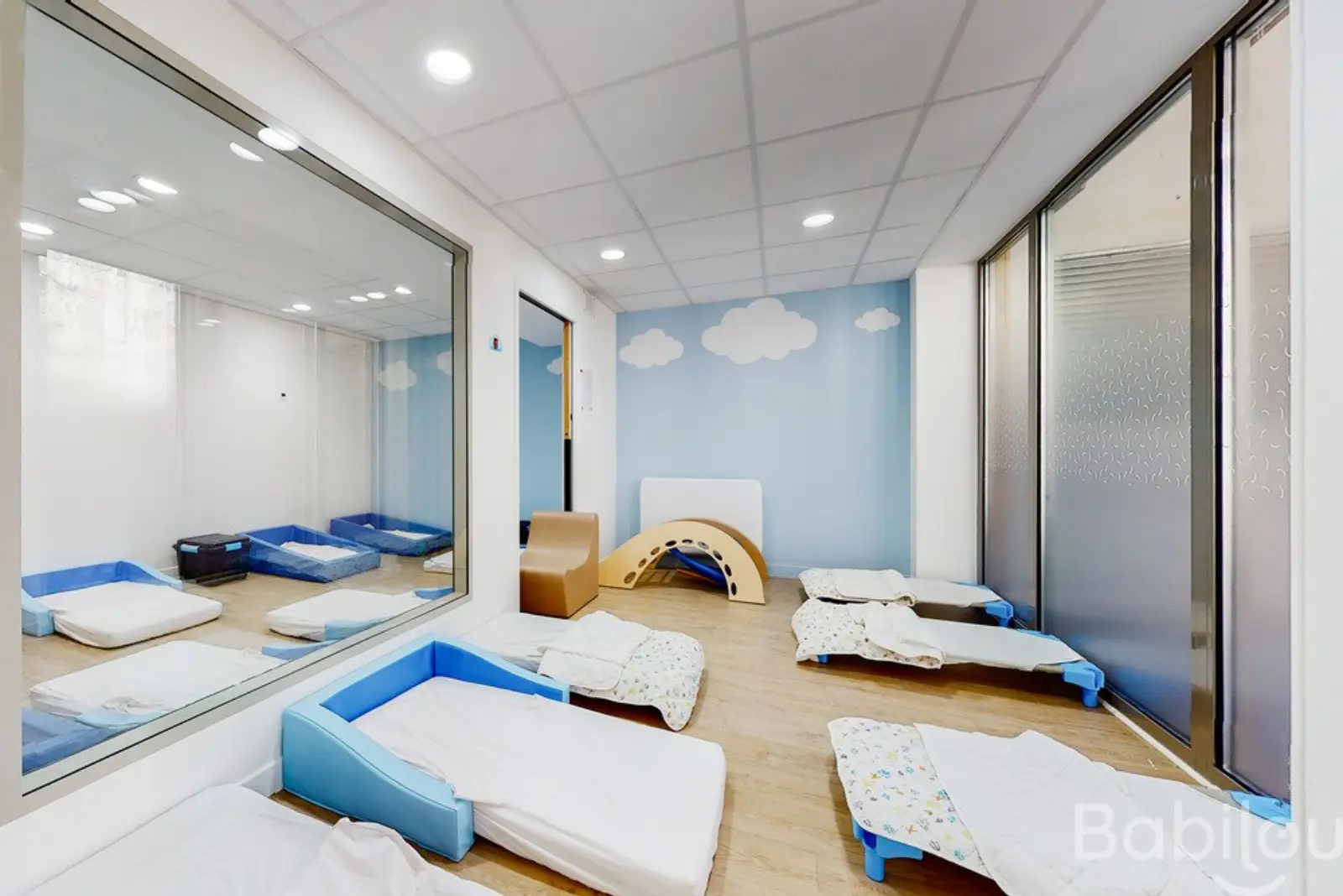 Dortoir des bébés à la crèche Babilou Paris Edison