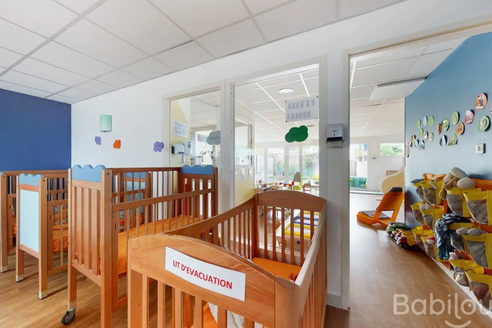 Dortoir des bébés avec vue sur le jardin à la crèche Babilou Paris Marie Blanche