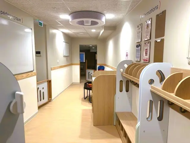 Vestiaire et couloir de la micro-crèche Babilou Villemomble Raincy