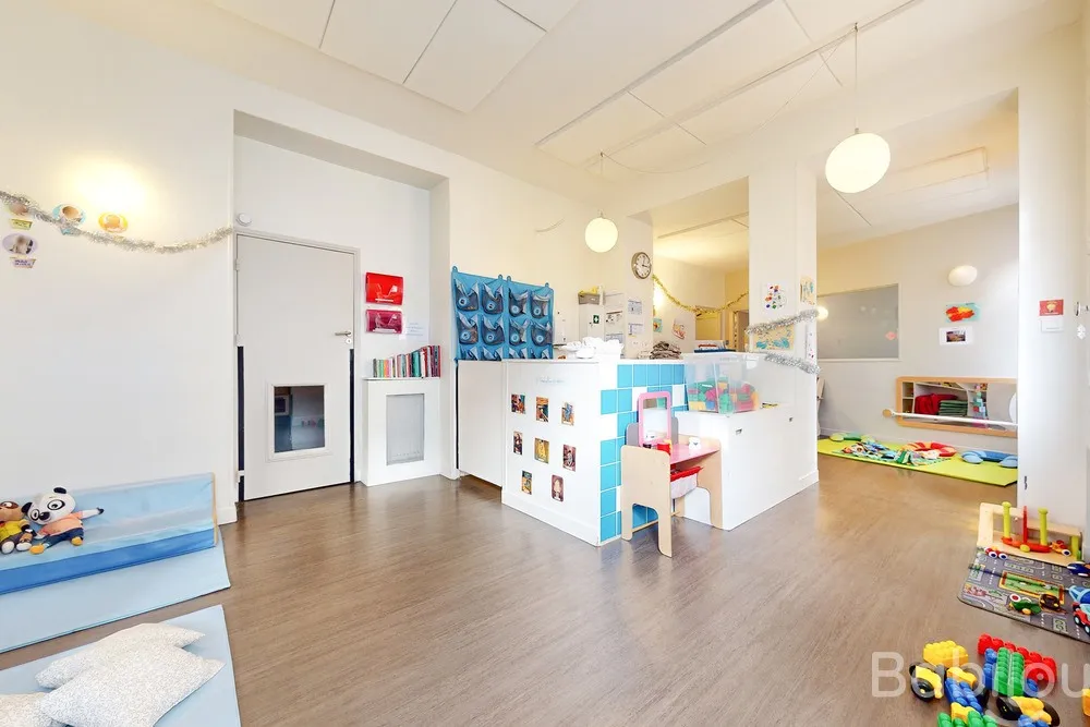 Espace de jeux avec module de motricité à la micro-crèche Babilou Paris Hallé