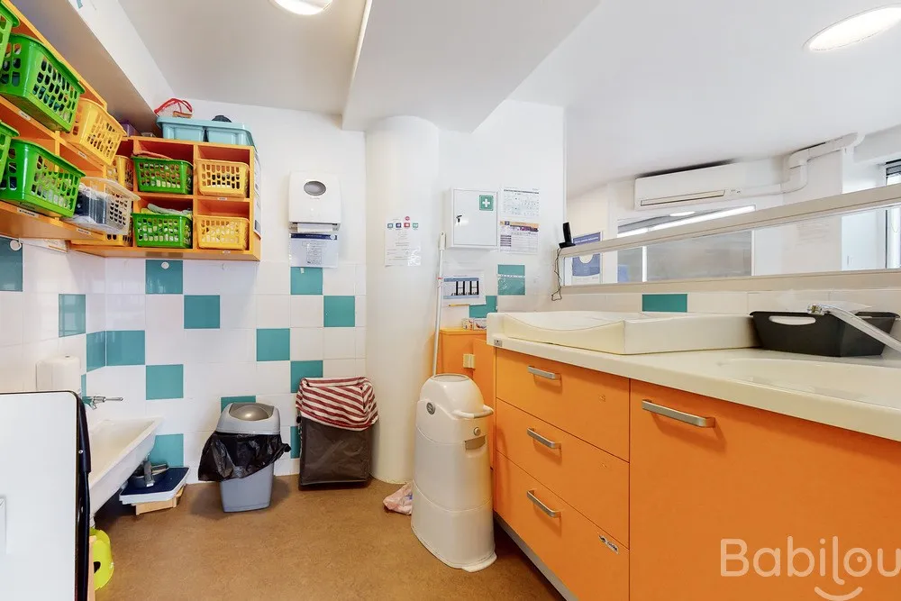 Espace de change de la micro-crèche Babilou Paris Moulin Vert