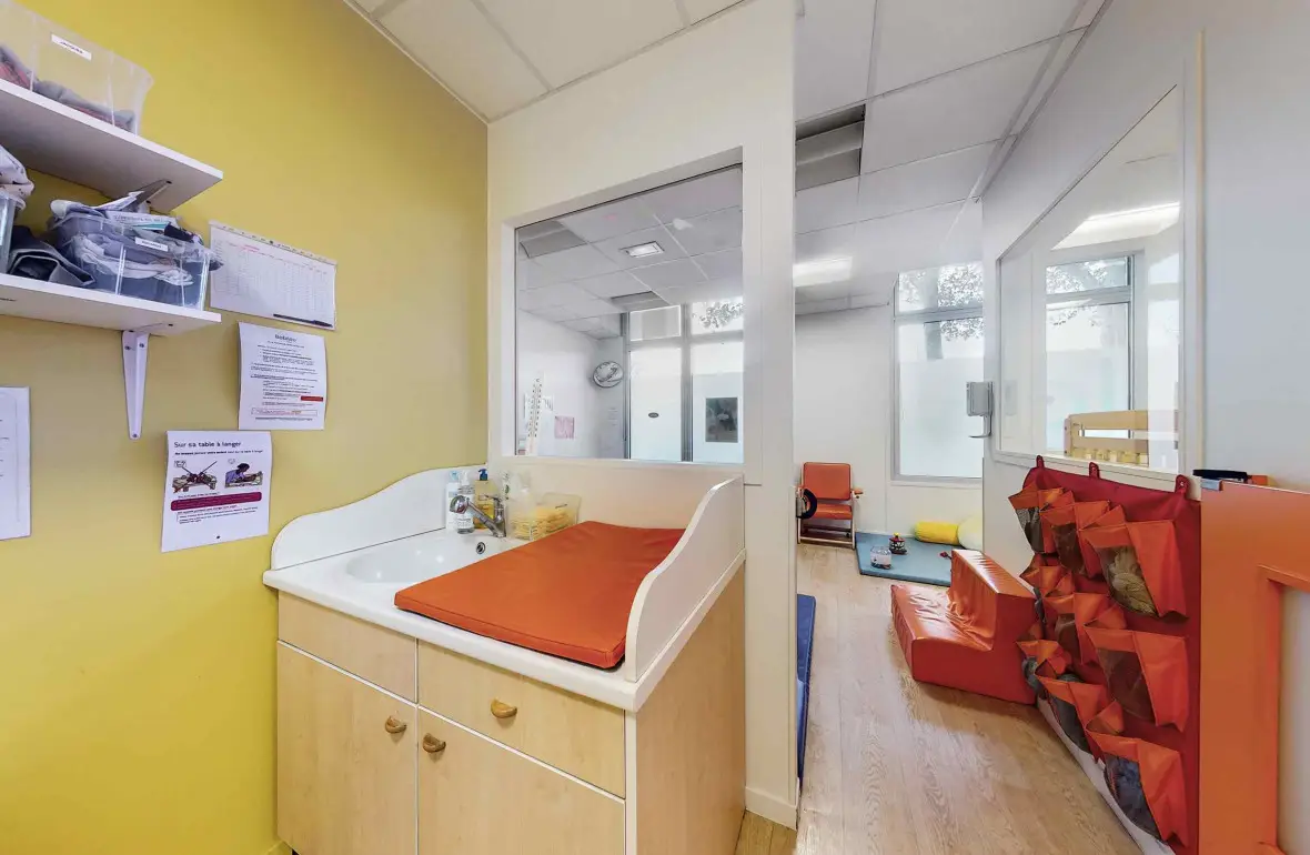 Espace de change et salle de jeux à la crèche Babilou Paris Henri IV