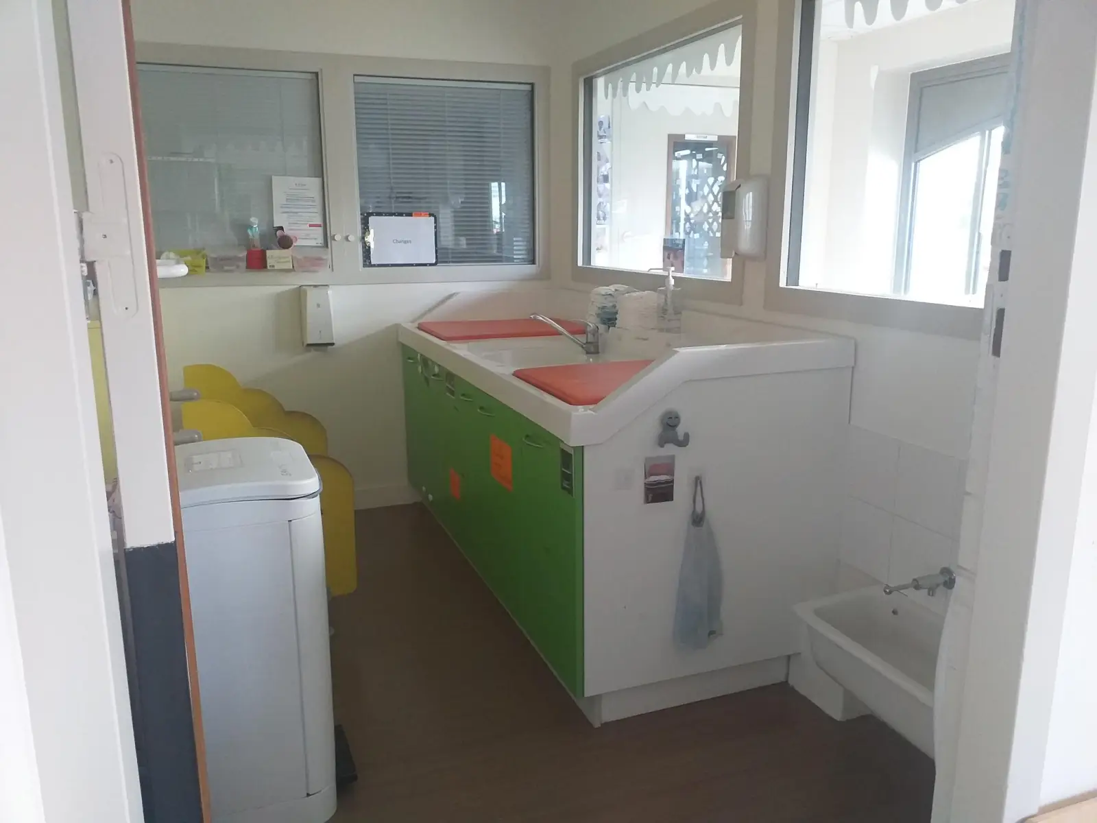 Salle de change à la crèche Babilou Paris Saint-Denis