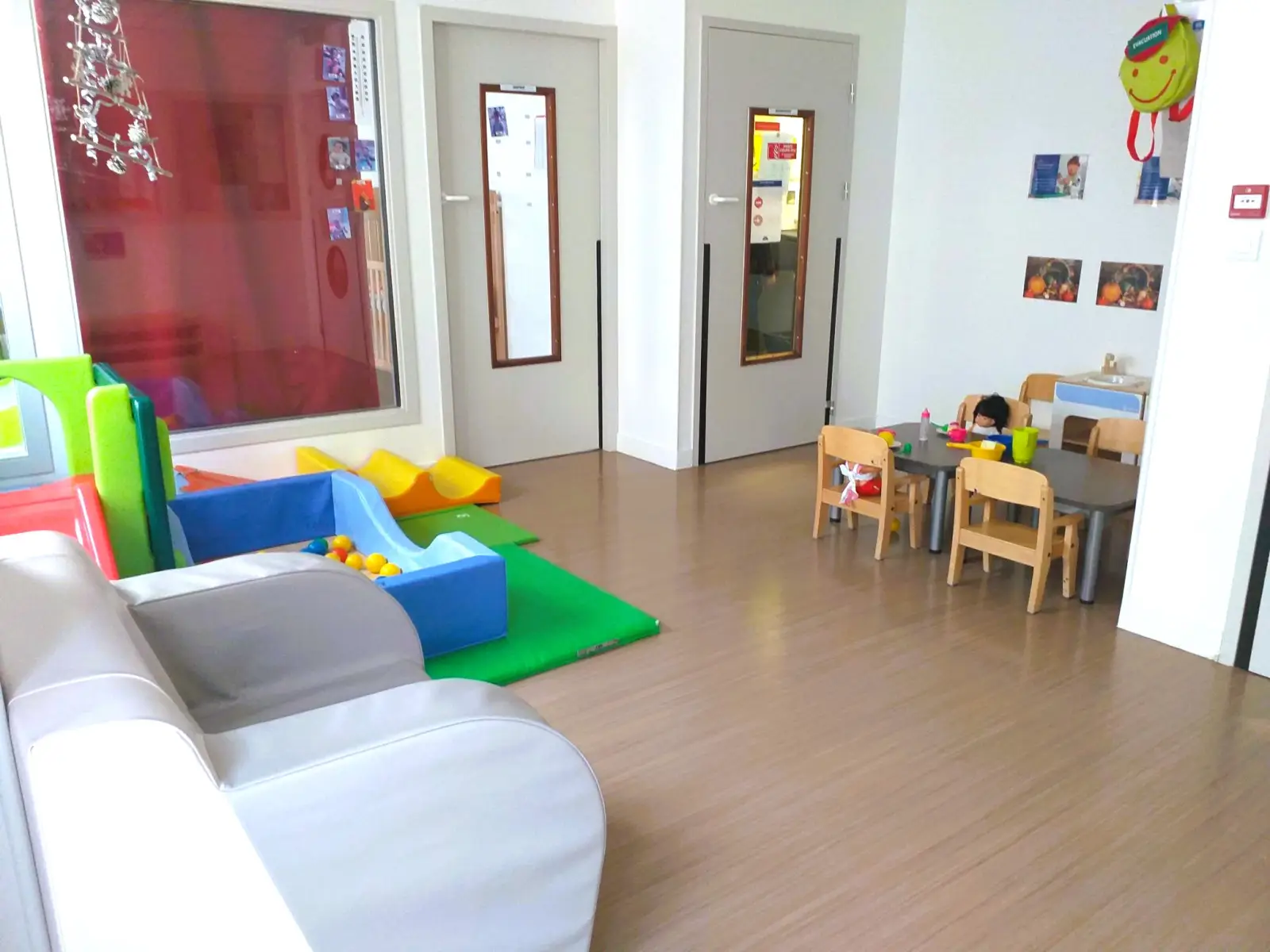 Salle de jeux avec toboggan à la crèche Babilou Paris Saint-Denis