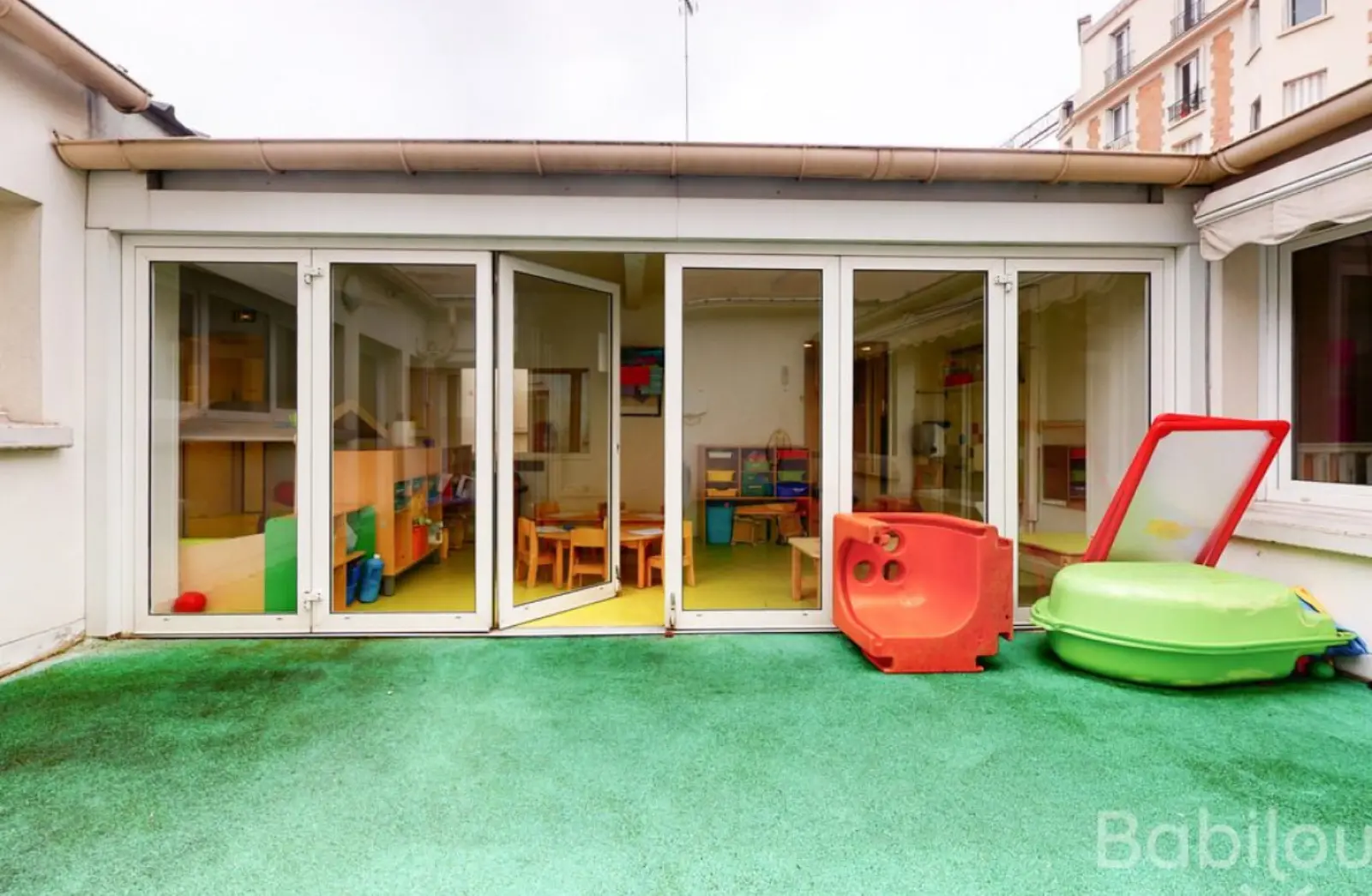 Terrasse extérieure de la crèche Babilou Montreuil Zola