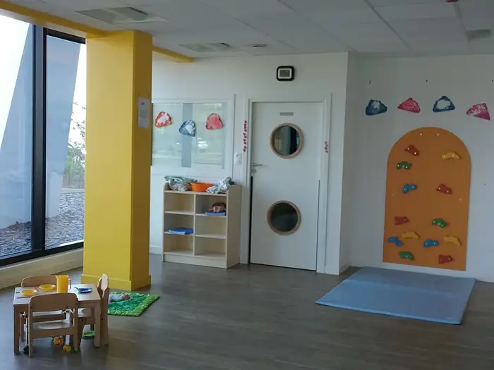 Salle de vie et coin lecture de la crèche Norroy-le-Veneur