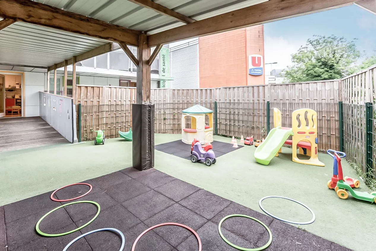 Jardin extérieur de la crèche Babilou Montreuil Grands Pêchers