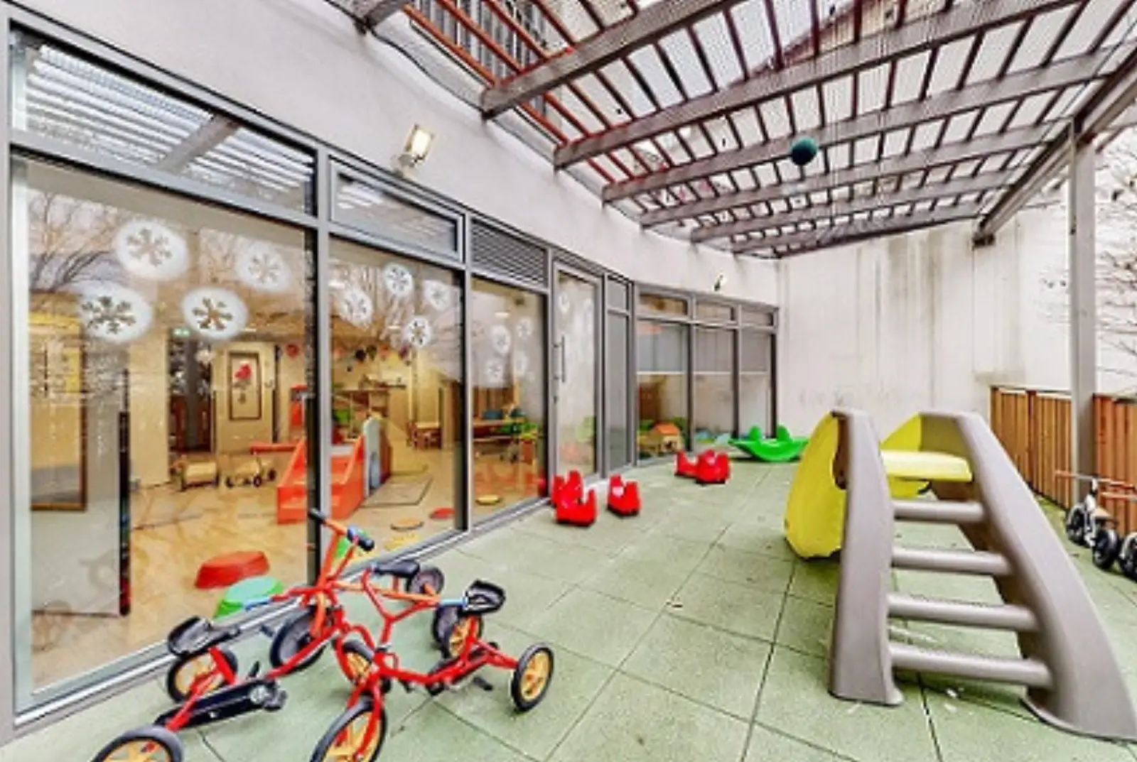 Terrasse extérieure de la crèche Babilou Montreuil Stalingrad