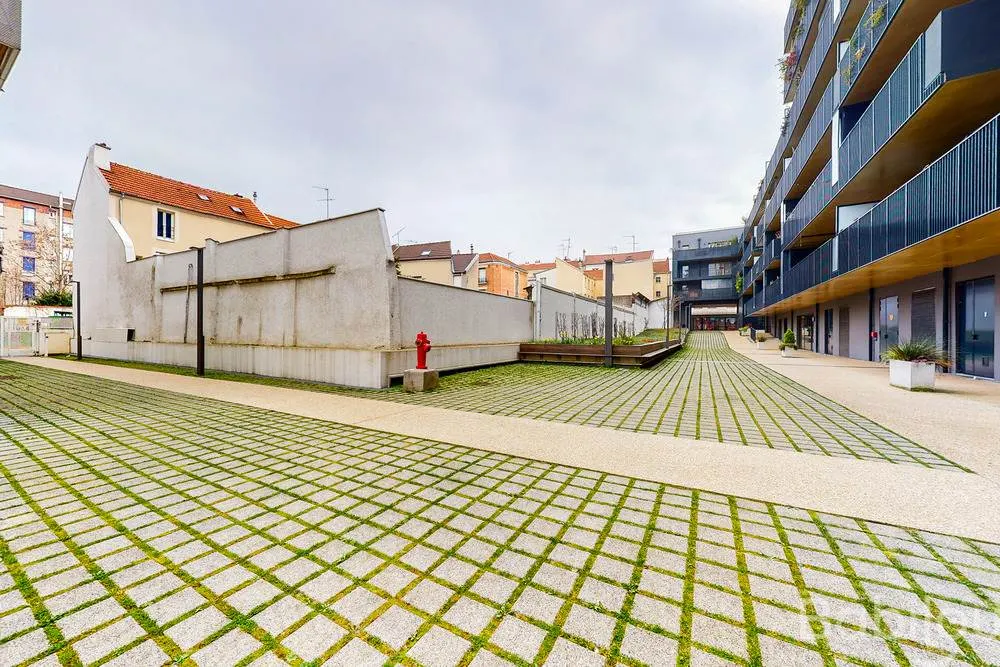 Cour extérieure de l'immeuble de la crèche Babilou Montreuil Convention
