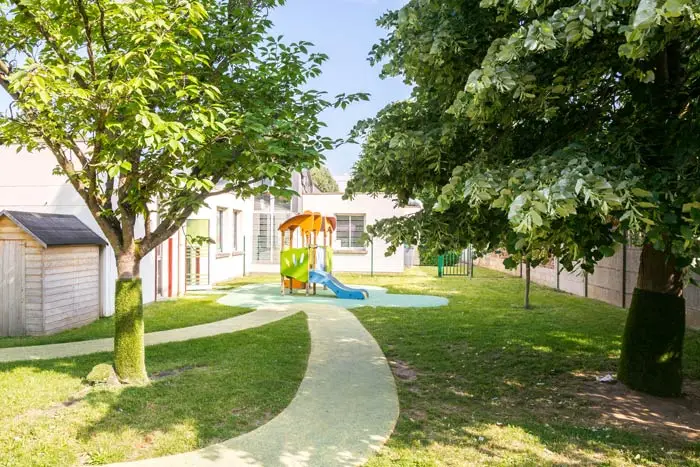 Jardin extérieur équipé de jeux de la crèche Yerres