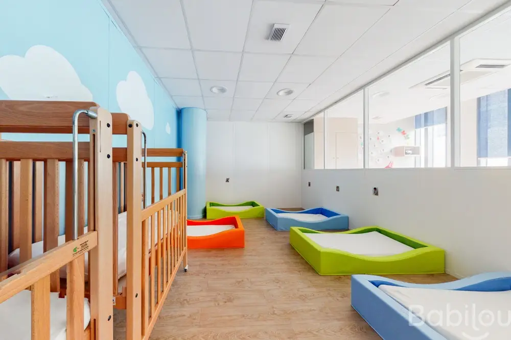 Dortoir des bébés à la crèche Babilou Saint-Ouen Hugo