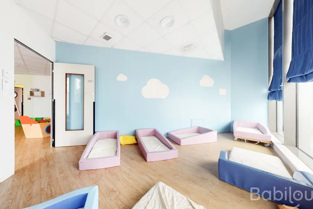 Dortoir décoré de nuages à la crèche Babilou Saint-Ouen Hugo