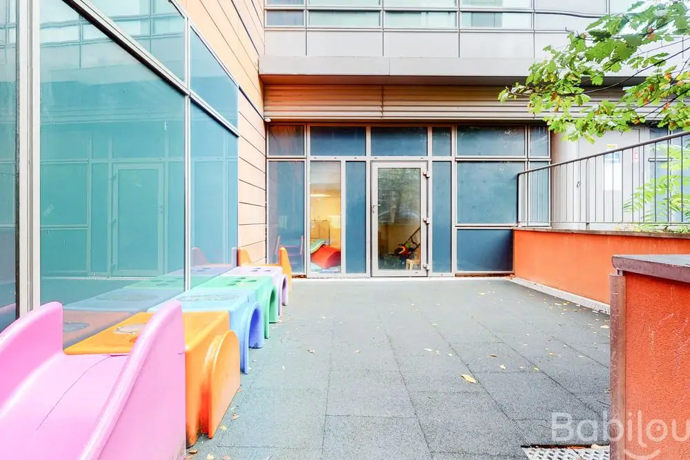 Terrasse extérieure avec toboggans à la crèche Babilou Saint-Ouen Hugo