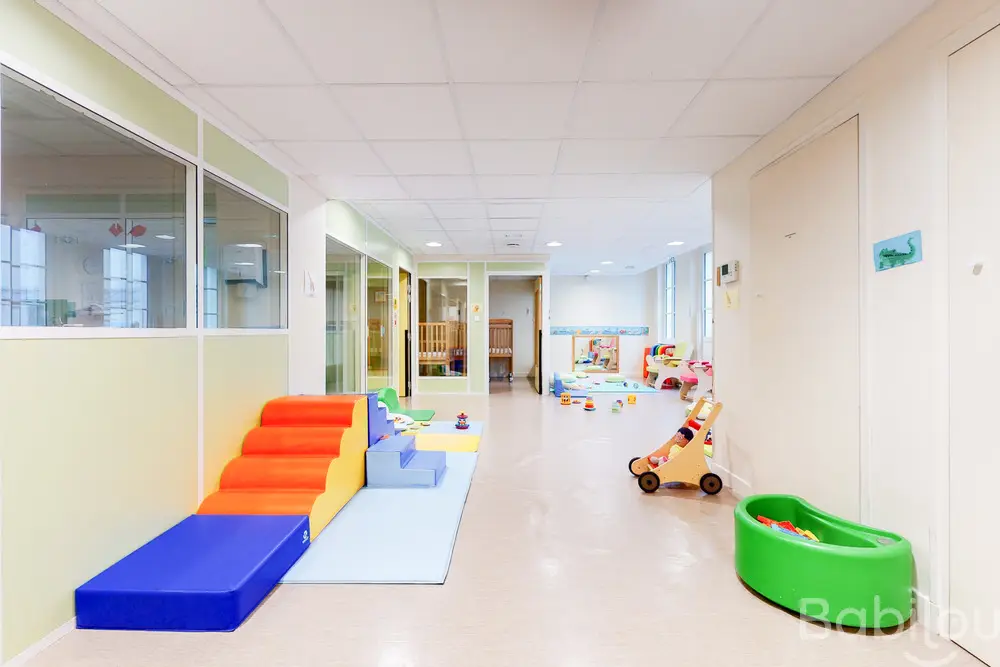 Couloir d'éveil et de jeux à la crèche Babilou Paris Hugo