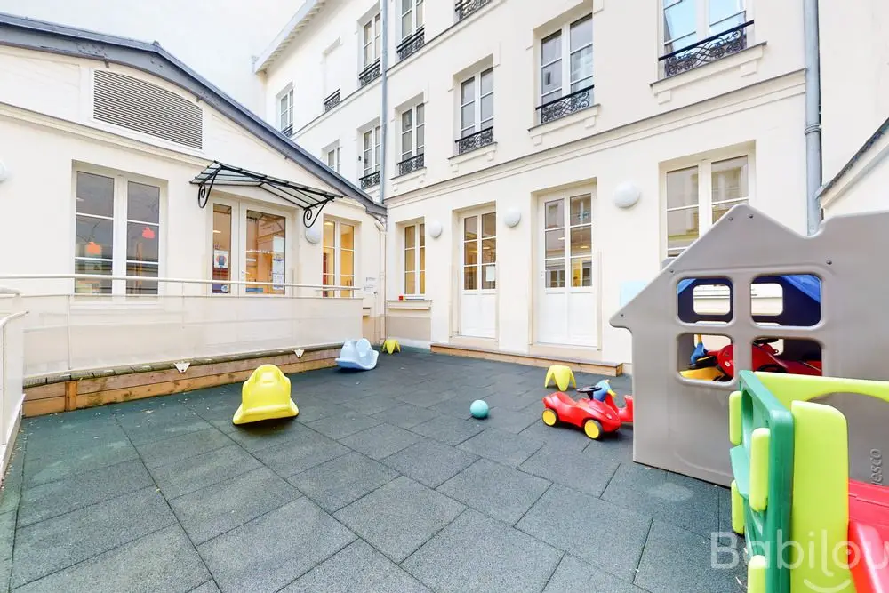 Cour extérieure de la crèche Babilou Paris Hugo