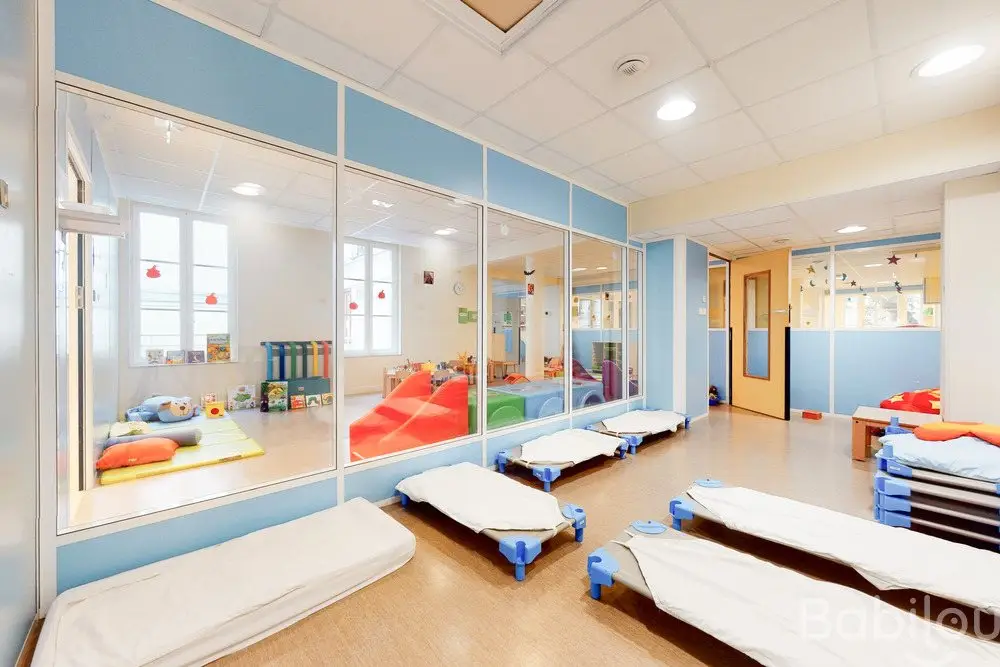 Dortoir des tout-petits à la crèche Babilou Paris Hugo