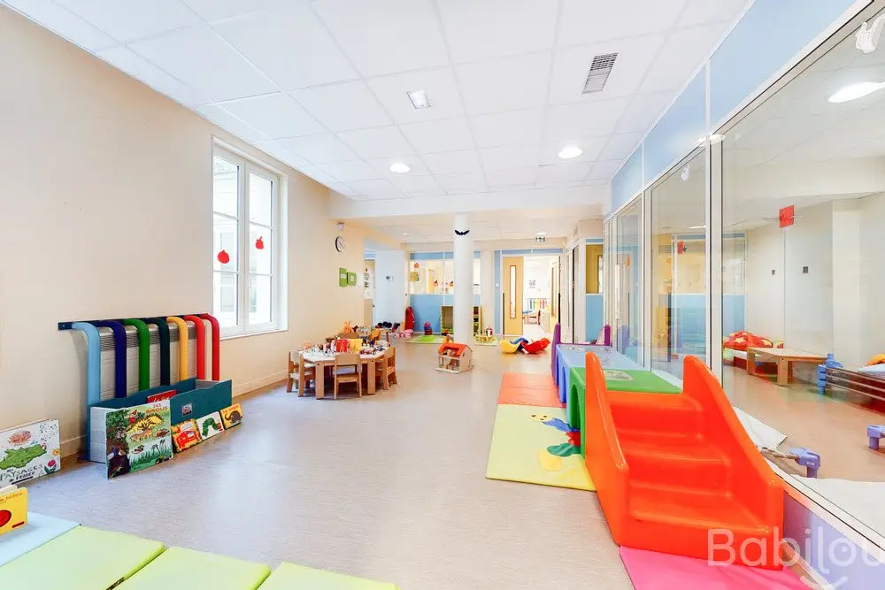 Salle de jeux avec toboggan à la crèche Babilou Paris Hugo