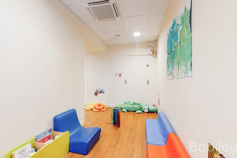 Couloir de jeux et de repos à la crèche Babilou Paris Mauroy