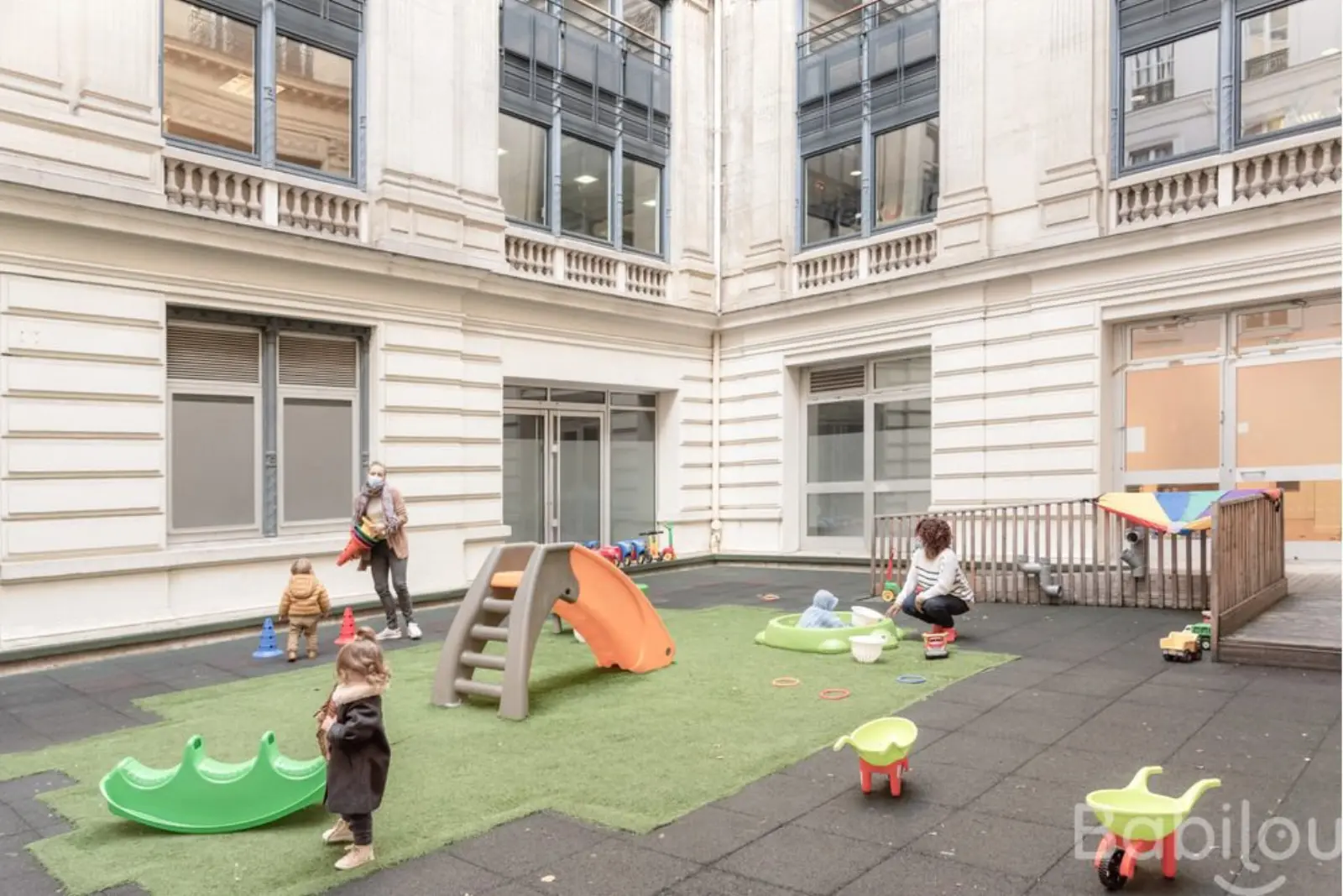 Cour extérieure de la crèche Babilou Paris Mauroy