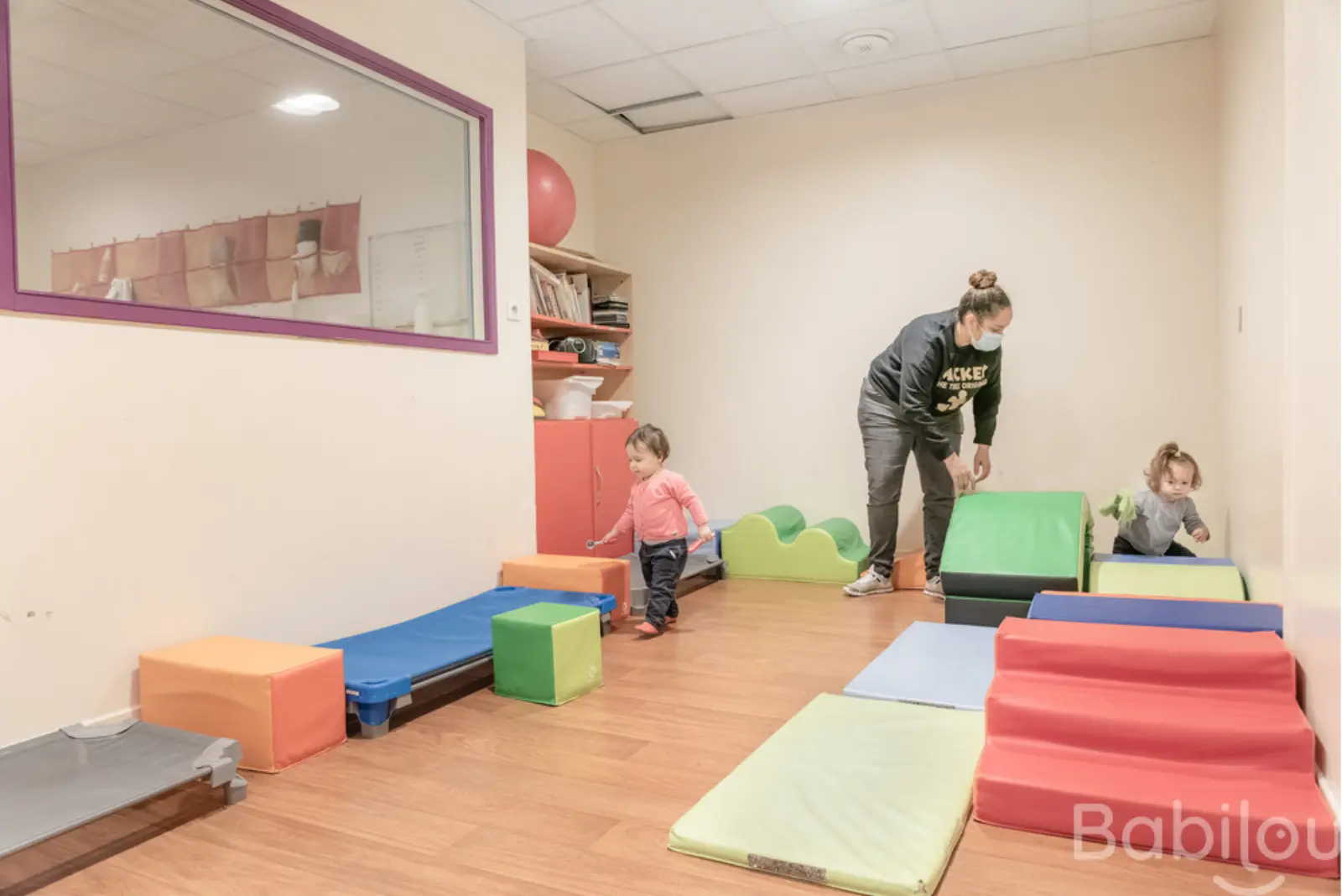 Salle de motricité à la crèche Babilou Paris Mauroy